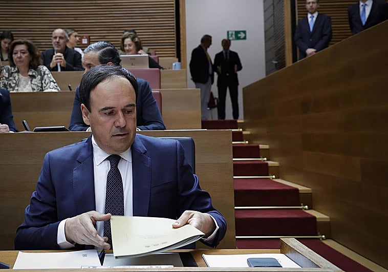 Llorca se enzarza con la izquierda por la corrupción y coincide con Vox por la inmigración