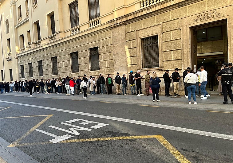 Desconcierto y colas en el padrón de Valencia a 24 horas del arranque de la regulación de inmigrantes