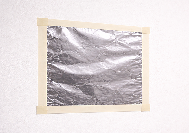 Pegar papel de aluminio en las paredes: para qué sirve realmente este truco casero