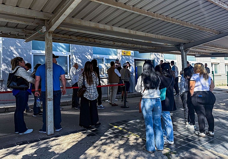 La regularización masiva amenaza con aumentar el colapso en los centros de salud de la Comunitat