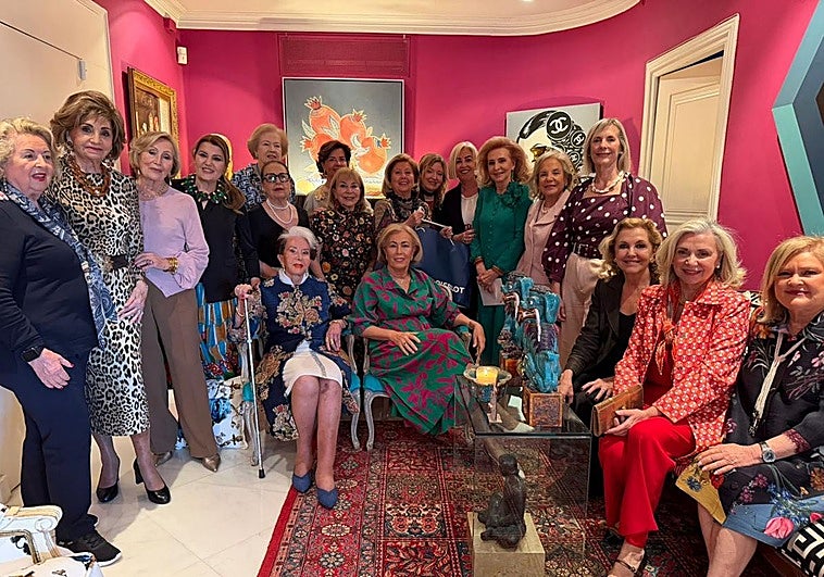 La merienda en casa de Mayrén como las de antes, con mantel de hilo y mesa de dulces