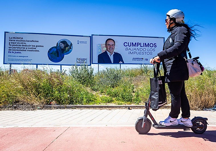 Las campañas del Consell y del PP de Llorca bordean el límite de la ley de publicidad