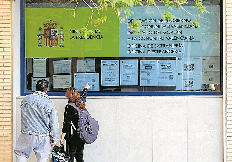 La regularización de inmigrantes, en el aire por el atasco de tres meses en la Oficina de Extranjería de Valencia