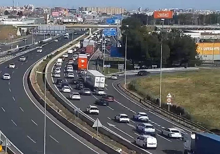 Dos accidentes colapsan el tráfico en la tarde de este lunes en la A-7 y la A-3