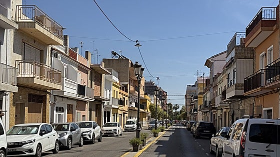 Algemesí sustituye la instalación subterránea de las farolas por otra aérea para protegerla de futuras riadas