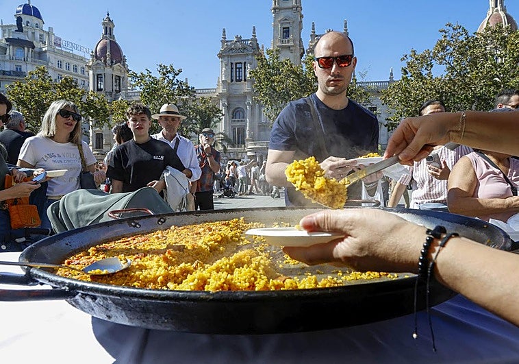 Qué hacer este fin de semana en Valencia: degustaciones de paella, outlet de moda y la feria andaluza