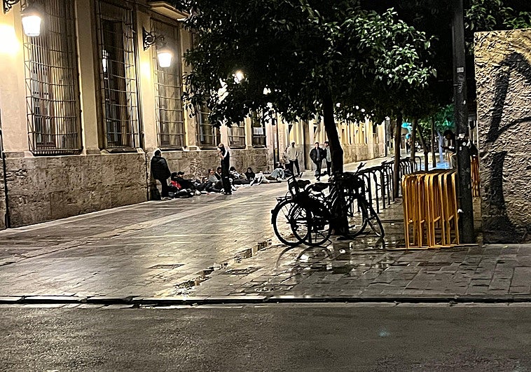 Madrugada de colas en el padrón: sigue el colapso por la regularización de inmigrantes en Valencia