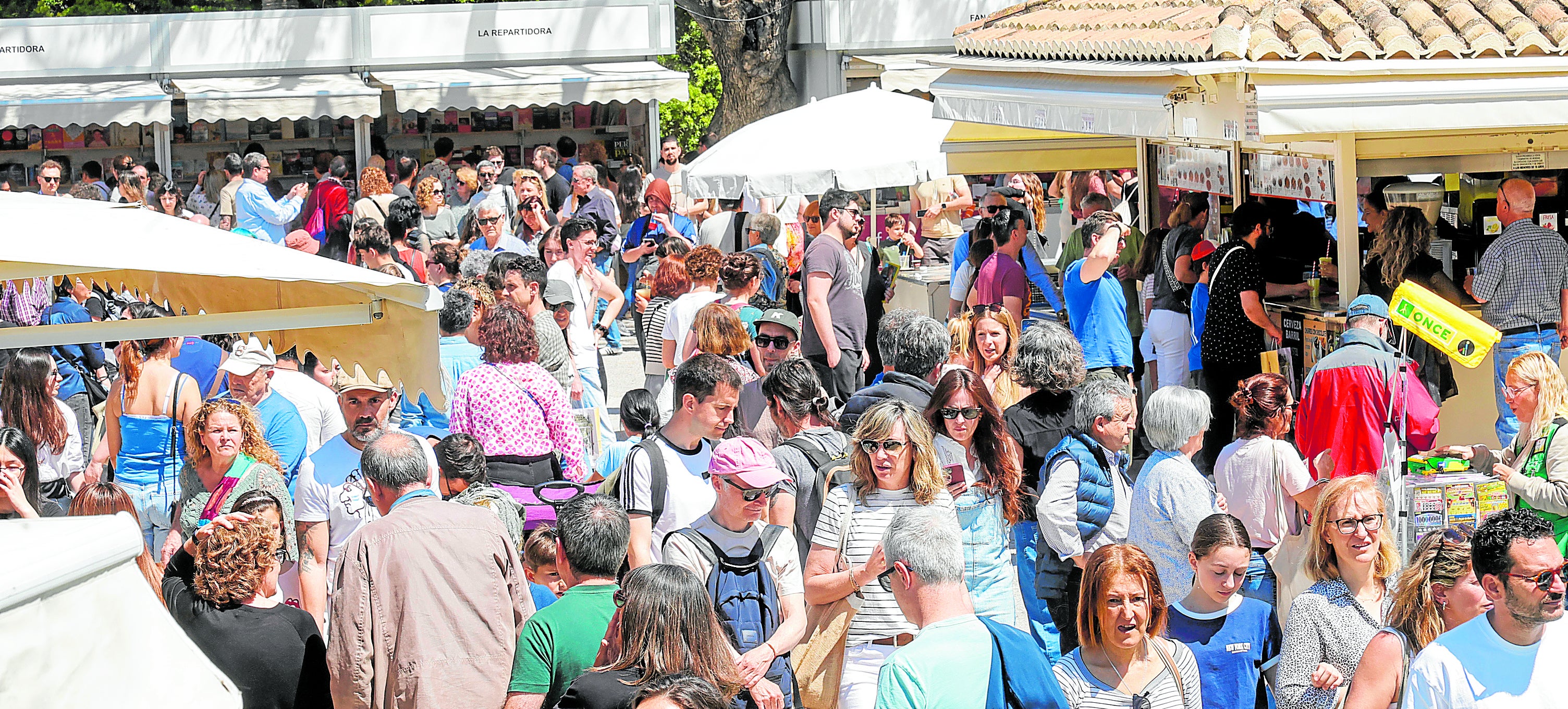 La Fira del Llibre de Valencia de 2025, durante uno de los días de llenazo.