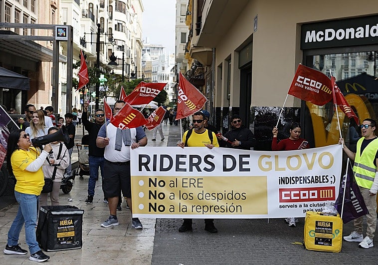 Una concentración de 'riders' en Valencia exige a Glovo «suspender el ERE»: «Podrían despedir a 766 empleados»