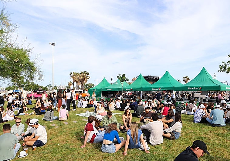 Miles de jóvenes asisten a las paellas universitarias en La Marina en medio de la polémica por el ruido en Les Arts