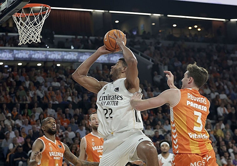 El Real Madrid somete al Valencia Basket por el físico