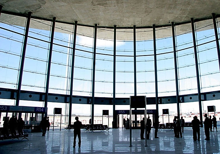 Detienen a dos hermanos en el aeropuerto de Manises buscados en Suecia por estafas a bancos