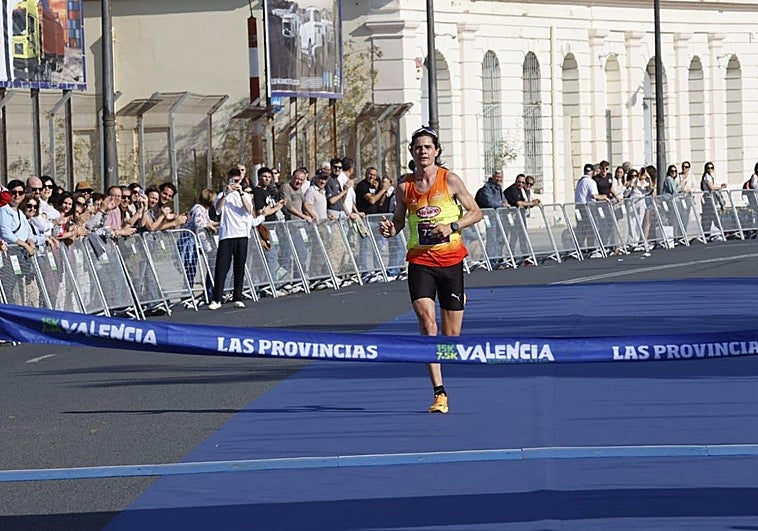 La emocionante llegada de Roberto Aláiz con victoria y récord