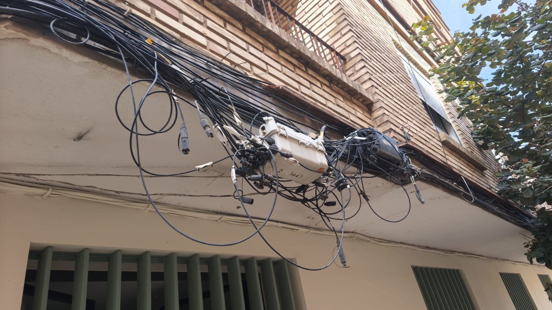 La telaraña de los cables en las fachadas de Valencia