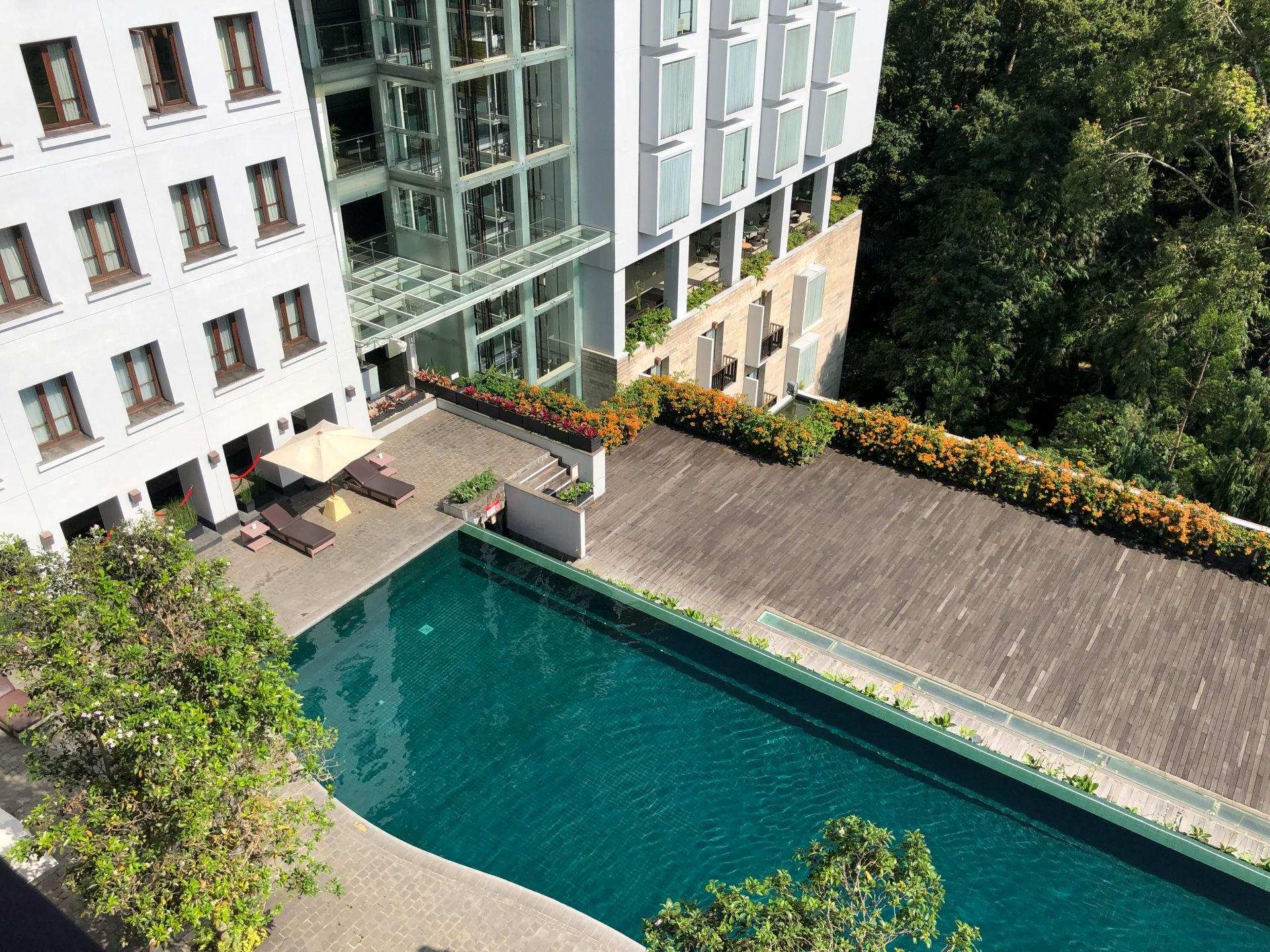 Un propietario pide que todos los vecinos paguen los gastos de la piscina pero la justicia lo niega y exonera a los que no disfrutan de ella