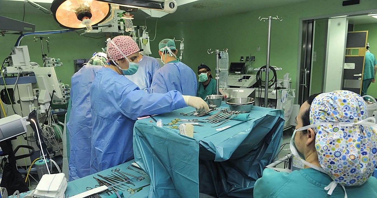 Sanidad, obligada a recuperar las operaciones de refuerzo tras dispararse la lista de espera