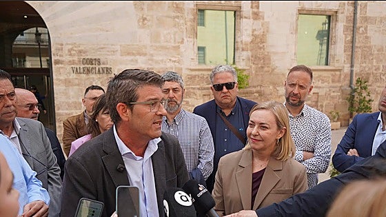 La Unió Municipalista entrega 11.000 firmas en Les Corts para bajar el listón electoral al 3%