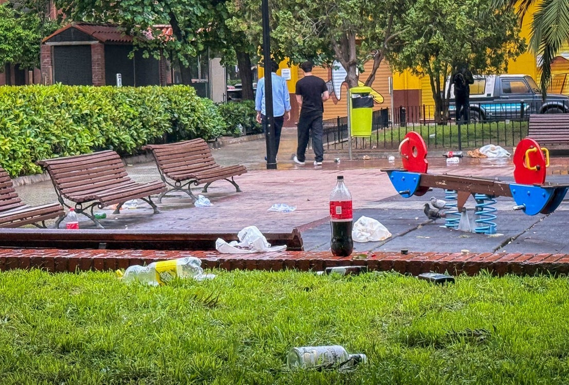 FOTOS | Botellón en el parque de la calle Albacete de Valencia | Las ...