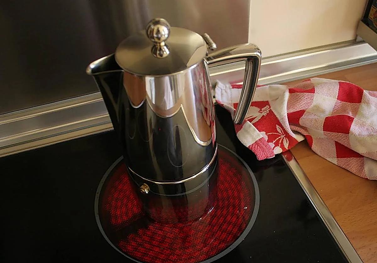 Los expertos cafeteros coinciden: Nunca prepares la cafetera italiana con agua fría, y otros errores