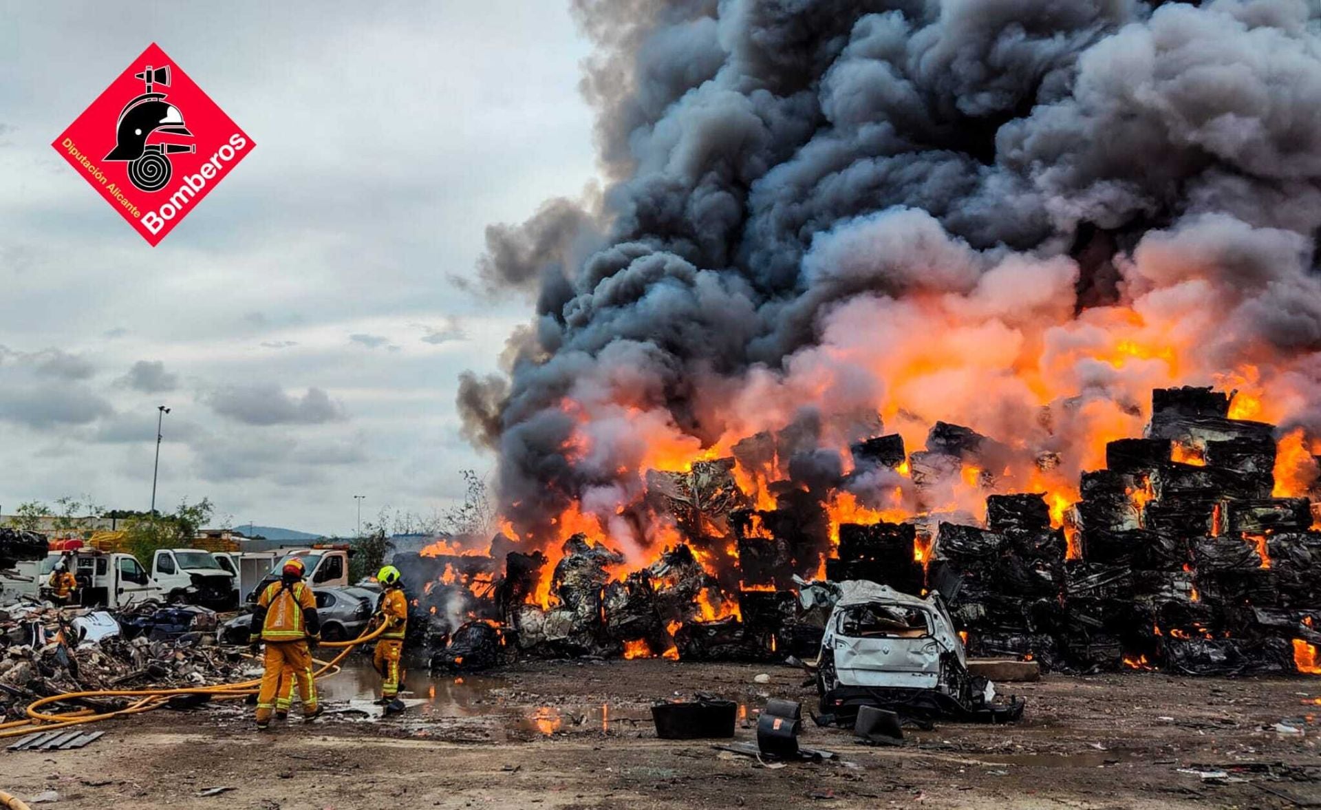 Impresionante incendio en un desguace de la Comunitat