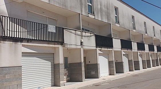 Venden por Wallapop una promoción inacabada de viviendas adosadas en Bellús