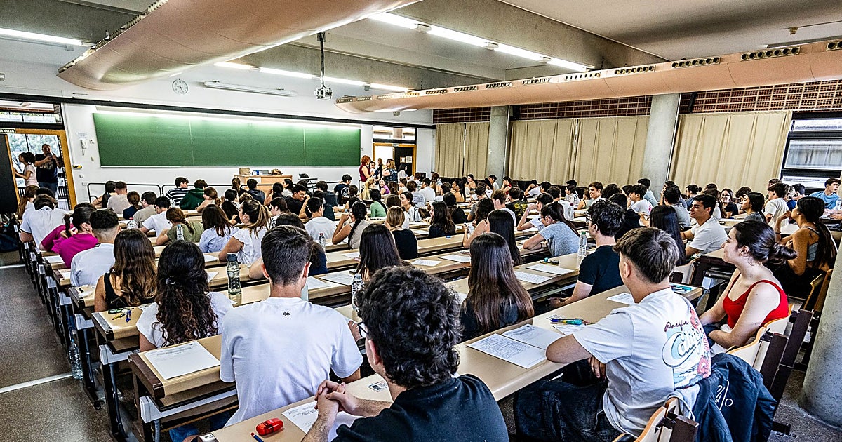 Profesores de Bachillerato amagan con poner un 10 general en protesta por los servicios mínimos