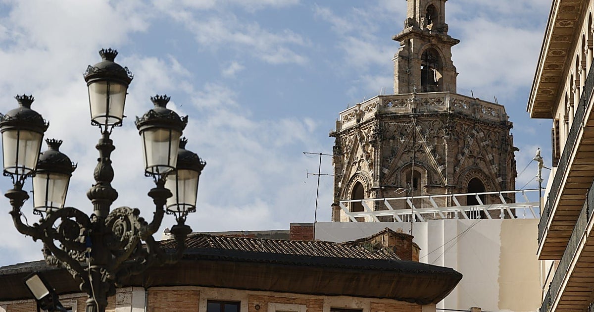 Las obras en la azotea de un edificio de la Generalitat limitan la visión del Micalet