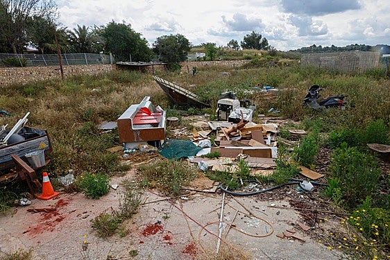 Denuncian a un hombre por tener a dos burras en Pedralba malnutridas, deshidratadas y entre suciedad y objetos cortantes