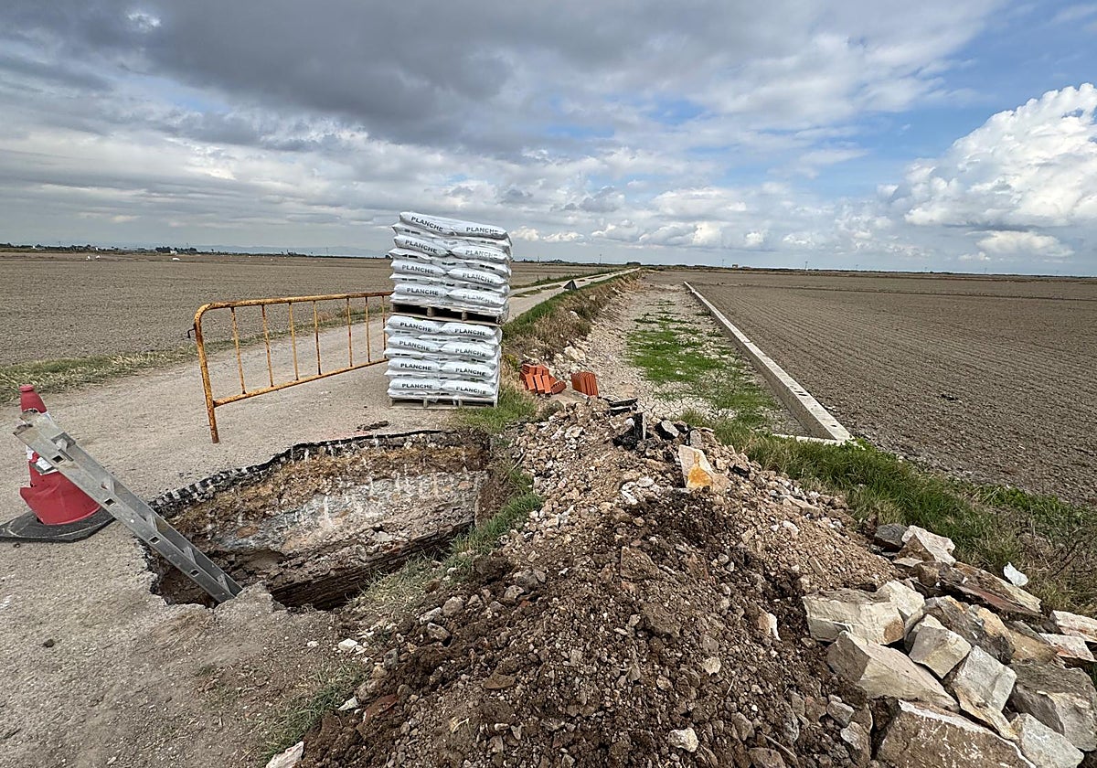 Sueca repara los caminos rurales afectados por la rotura de conducciones de agua