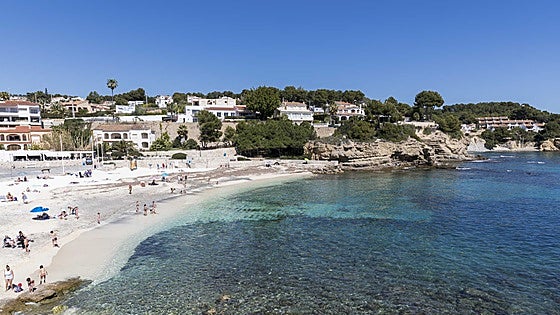Benissa refuerza las actuaciones en la playa de la Fustera y garantiza la calidad del agua para el baño