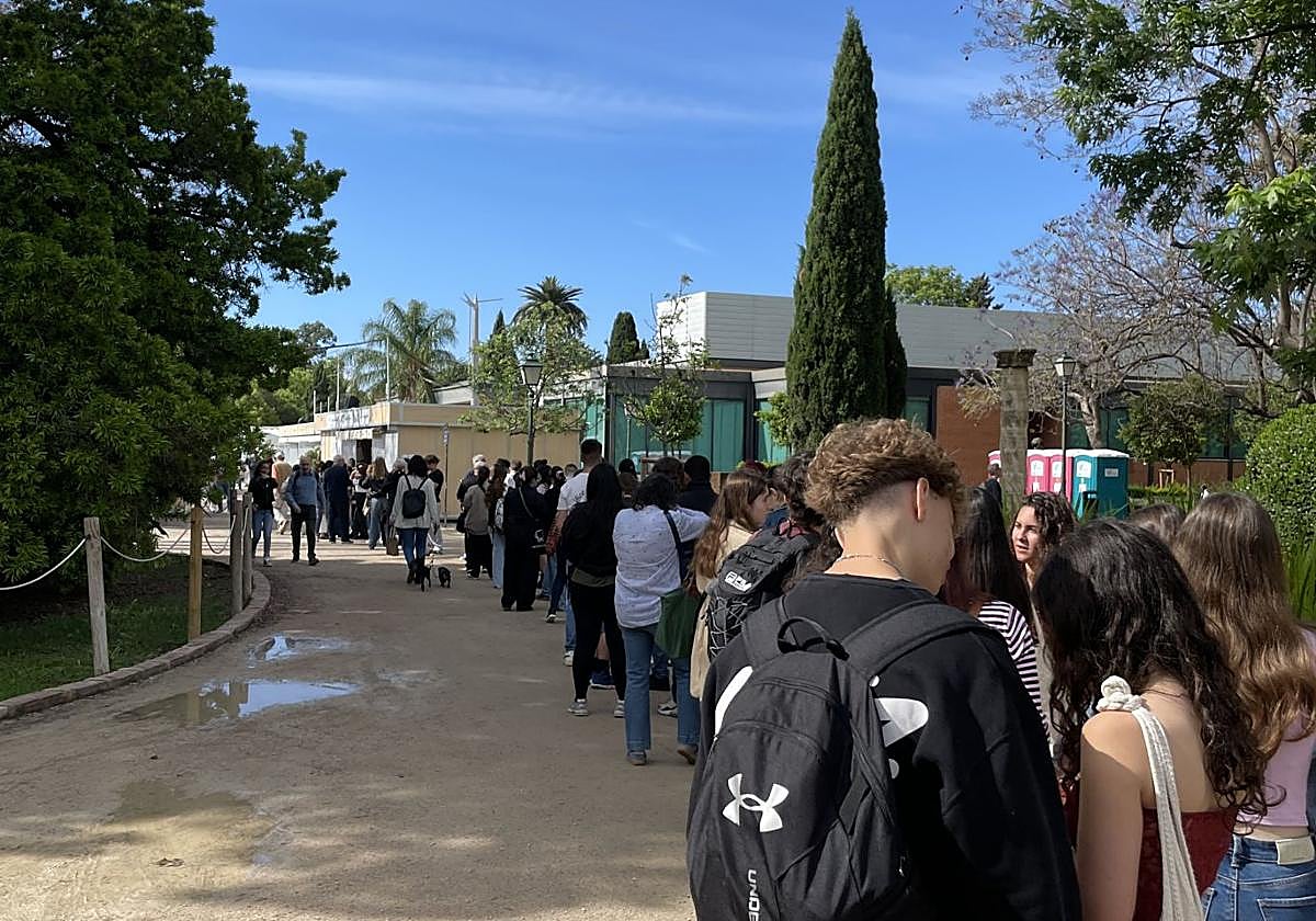 Locura juvenil el último día de la Feria del Libro: «Estoy aquí desde las 6:30 de la mañana»