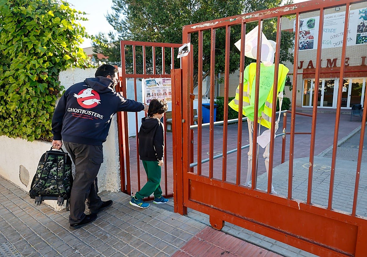 «Con seis 'profes' no se puede dar clase. Hoy va a ser todo películas, plastilina y mucho patio»