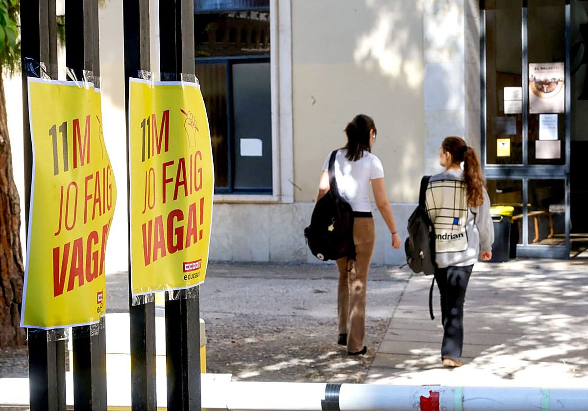 Día raro en el instituto: unos a su casa, otros «aburridos de tantas horas en el patio»