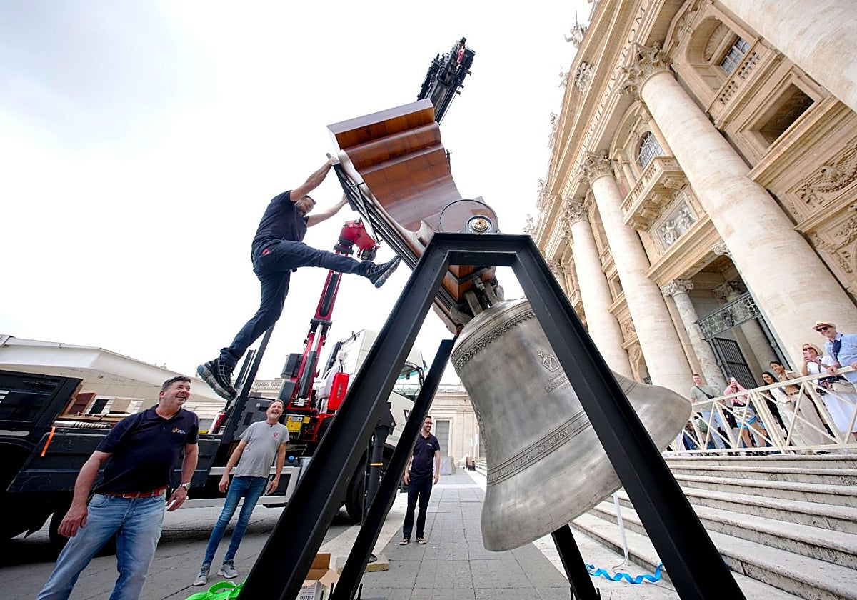 La campana de San Nicolás se volteará en la Plaza de San Pedro tras ser bendecida por el Papa