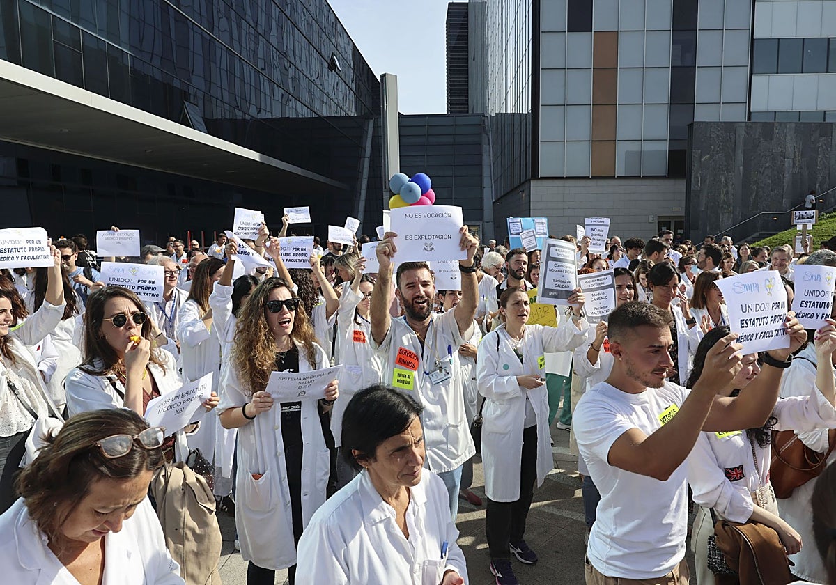 Sanidad rebaja las exigencias a los médicos para cobrar el plus por reducir la demora en pleno atasco por la huelga