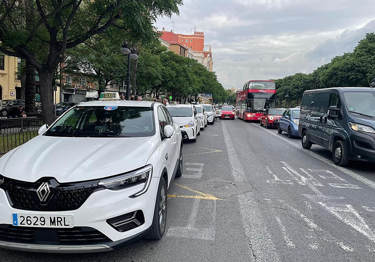 Los taxistas vuelven a tomar el centro de Valencia para exigir la regulación de los VTC