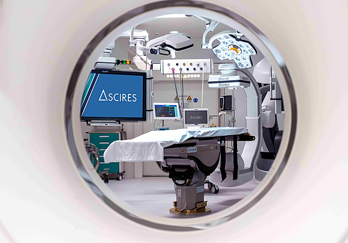 El quirófano híbrido del Hospital Ascires, único en Europa, integra 4 sistemas de imagen: resonancia magnética, tomografía computarizada (TC), un sistema robotizado de Radiología Intervencionista y equipos intraoperatorios de Medicina Nuclear