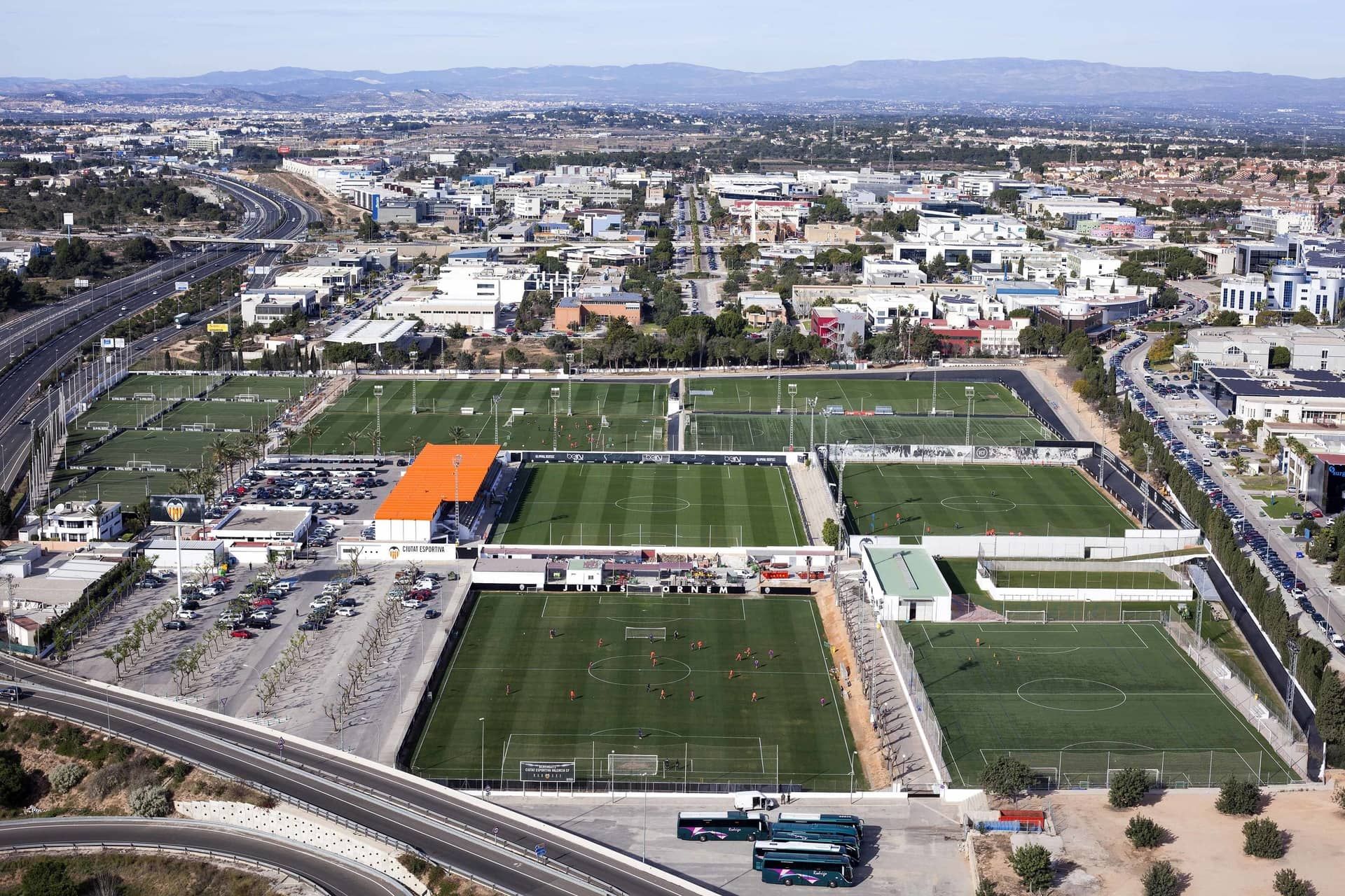 Gimnasio, cafetería, tiendas y residencia en la Ciudad Deportiva del Valencia