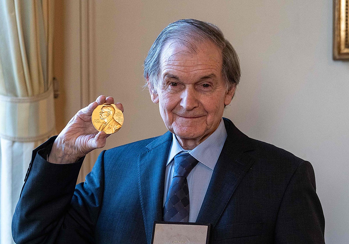 Roger Penrose, Nobel de Física: «Las matemáticas son como la arqueología. Exploras un mundo que ya existe ahí fuera»