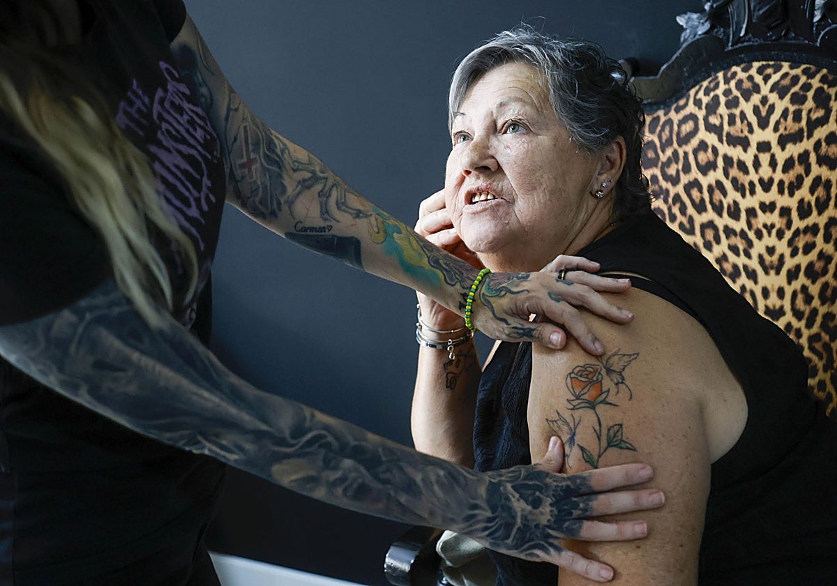 A tatuarse con más de 60 años: «Se ha roto el tabú»