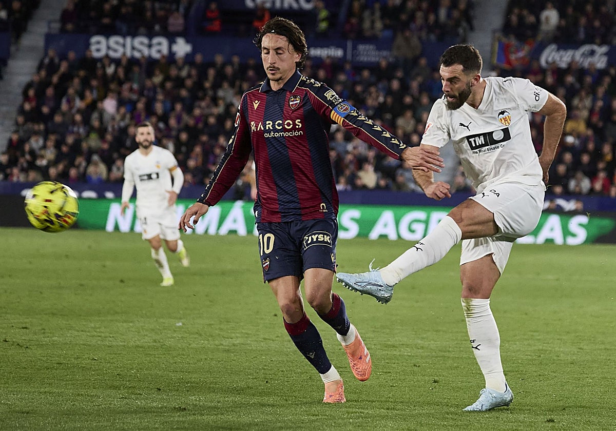 Valencia conserva el derbi en Primera tras un final de temporada de locura
