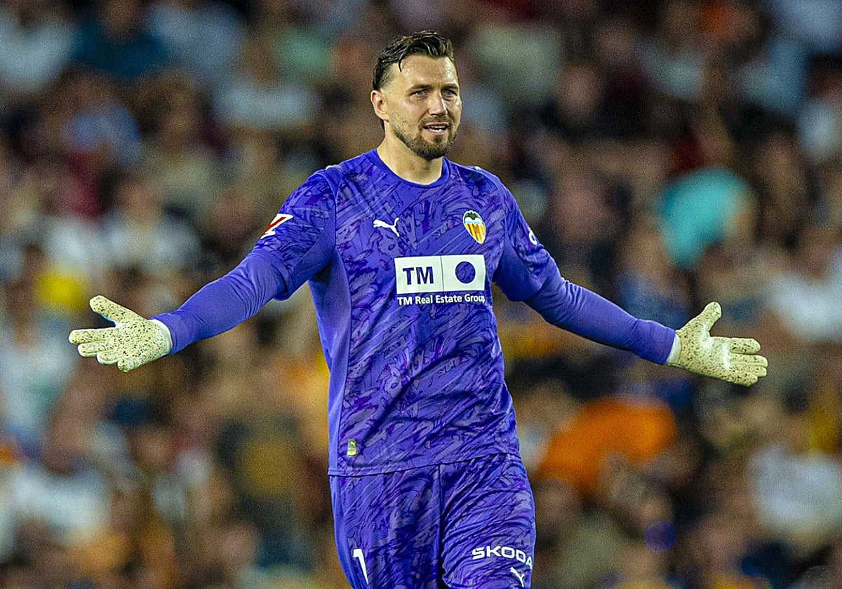 Dimitrievski pasa la pelota de su renovación al tejado del Valencia: «Yo estoy encantado, la pregunta es para el club»