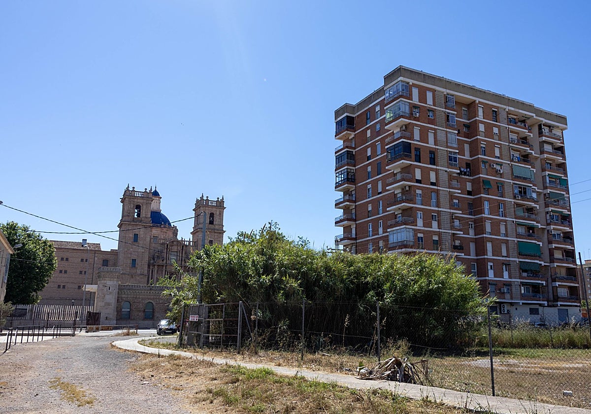 Vecinos de la finca de San Miguel de los Reyes: «Nos dijeron que nos realojarán, pero no sabemos más»