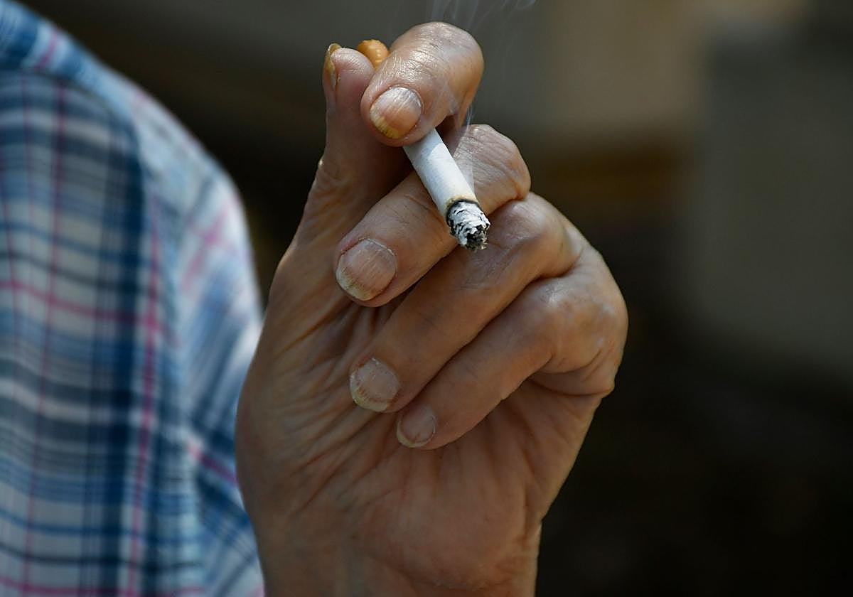 La ley aclara si los vecinos pueden prohibir a un propietario fumar en el balcón o la terraza de su casa
