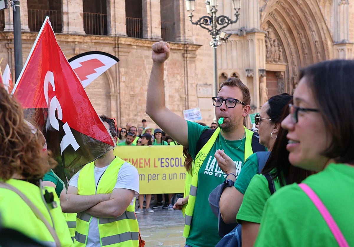 Los profesores presionan al Consell frente al Palau y piden la dimisión de Ortí y Pérez Llorca