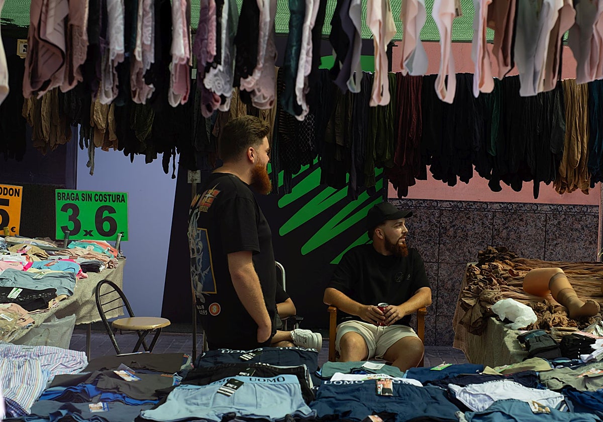 Dentro del mercado de Torrefiel: «Huyo de la 'fast fashion'. Aspiro a ser diferente»