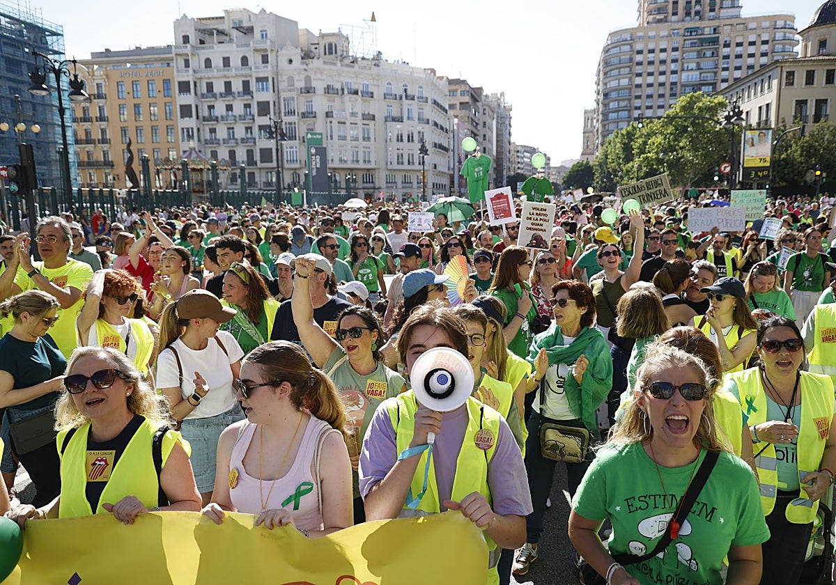 El conflicto entre Educación y sindicatos encalla en ratios y salarios aunque avanza en reducir burocracia