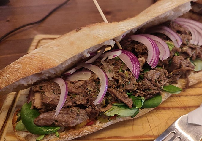 A la hora del almuerzo valenciano, excelentes bocadillos de carne de potro.
