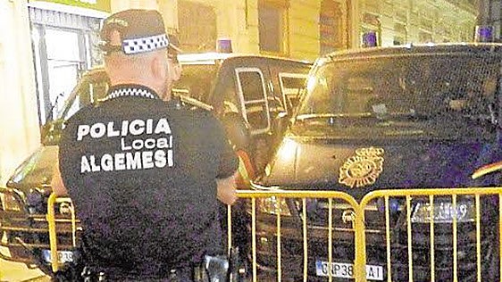 El chaleco antibalas salva a otro policía en Algemesí tras un nuevo ataque con un cuchillo