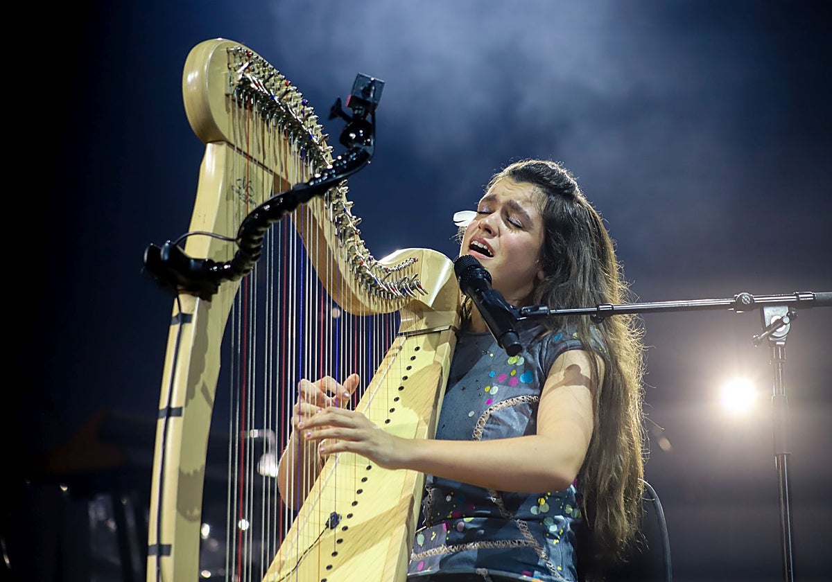 Silencio, canta Amaia: el Roig Arena enmudece ante la virtuosa de los mil talentos
